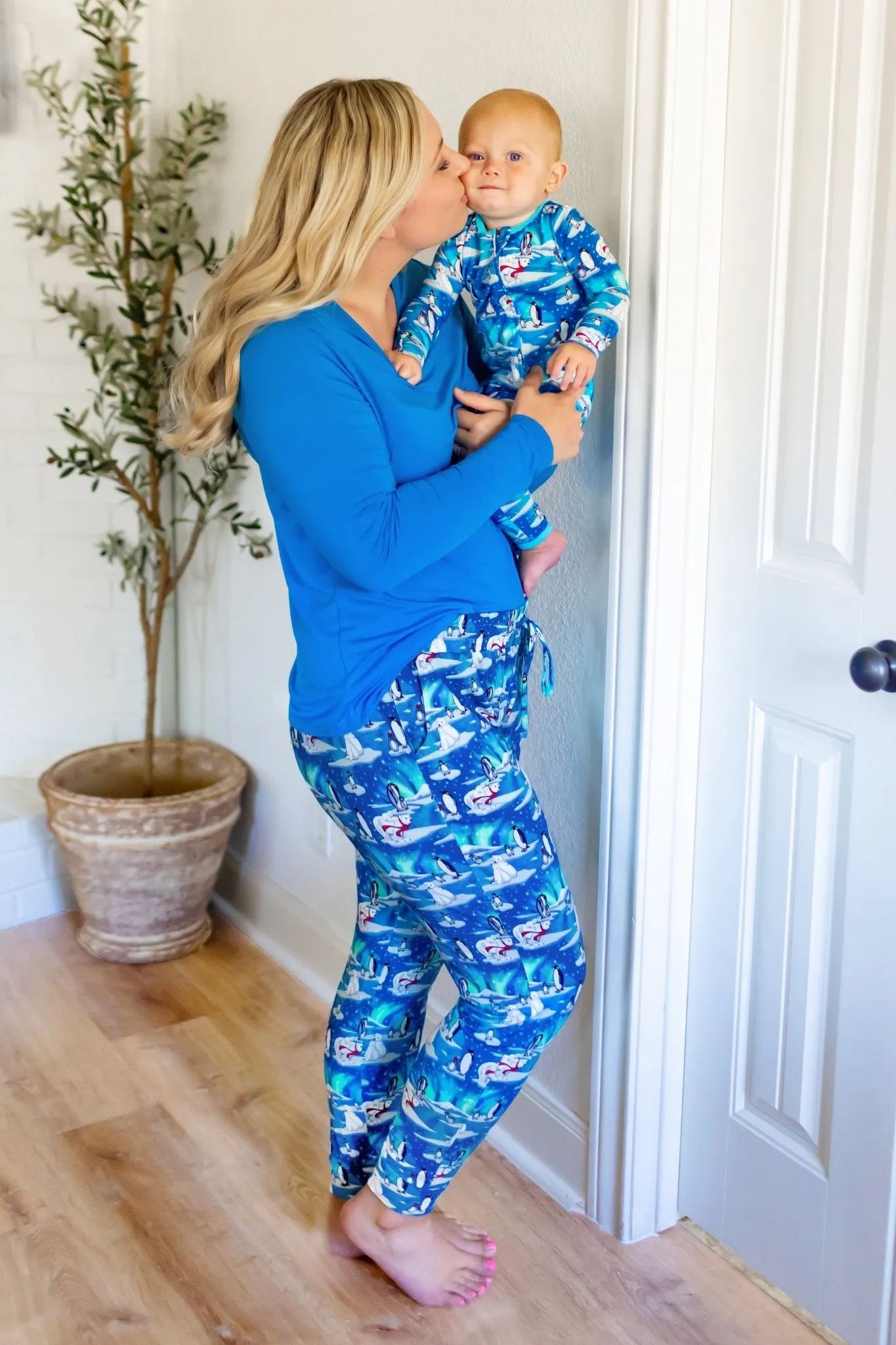 Northern Lights, Polar Bears & Penguins Women's Long Sleeve Pajama Set